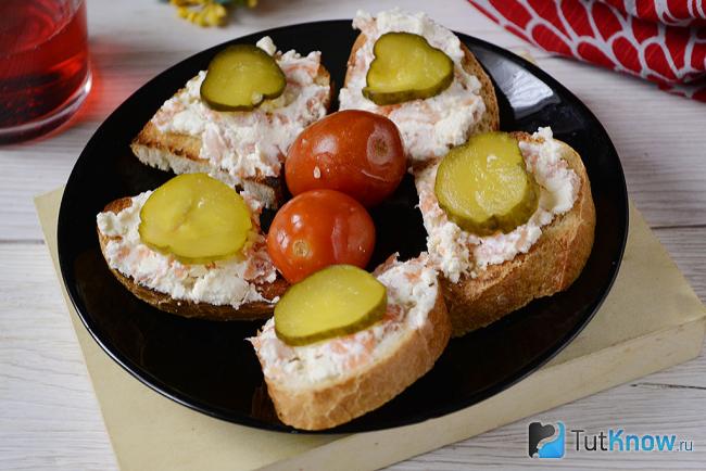Бутерброды с сыром Фета и семгой
