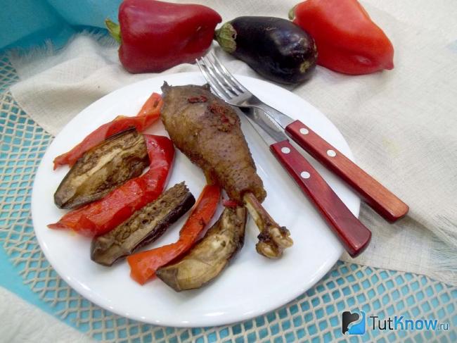 Готовая курица кусочками в духовке с баклажанами и сладким перцем