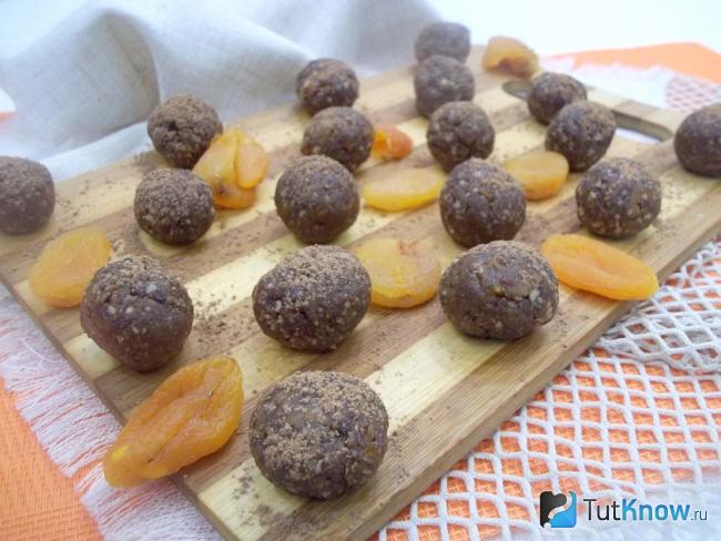Готовые конфеты из кураги и грецких орехов с миндалем