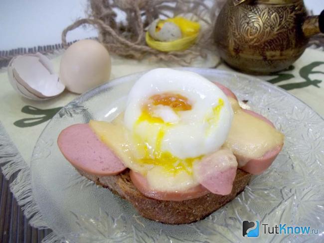Готовая брускетта с колбасой, сыром и пашот