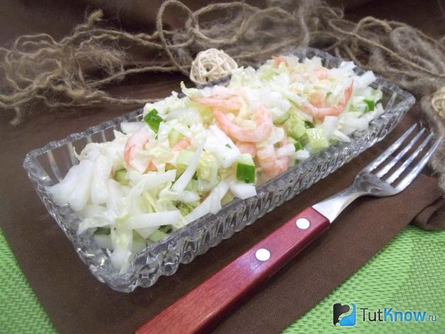 Готовый салат с креветками, огурцами и пекинской капустой