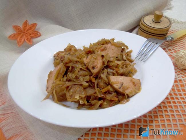 Готовая тушеная капуста с колбасой и картофелем