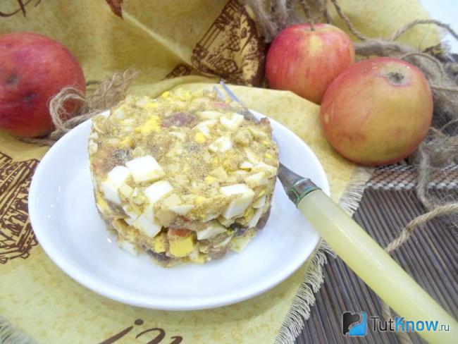 Готовый салат Норвежский из икры сельди, яиц и яблок