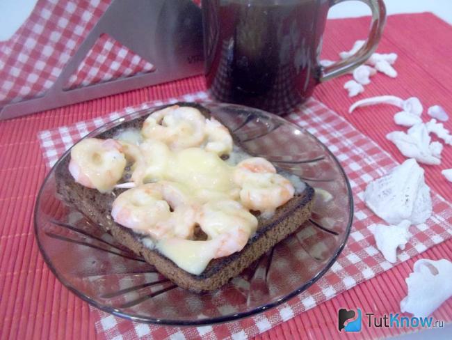 Готовая брускетта из креветок и сыра