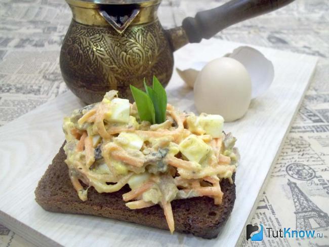 Готовая брускетта с салатом из шпрот и корейской моркови