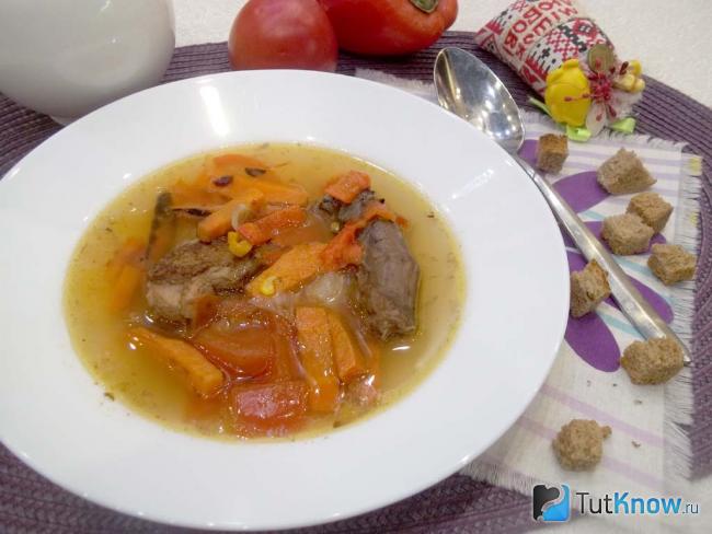 Готовый суп с уткой, кукурузой и помидорами