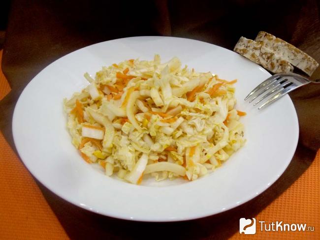 Готовый салат с пекинской капустой, корейской морковью и яйцами