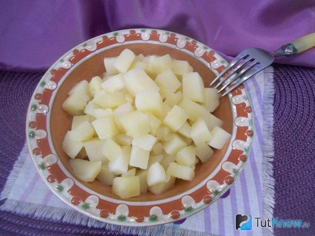 Готовый вареный картофель на мясном бульоне