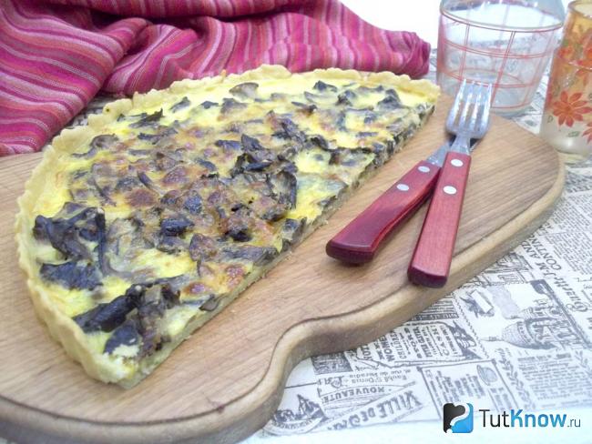 Готовый киш с грибами и сыром