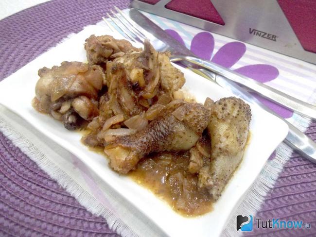 Готовая курица в сливовом соусе с корицей