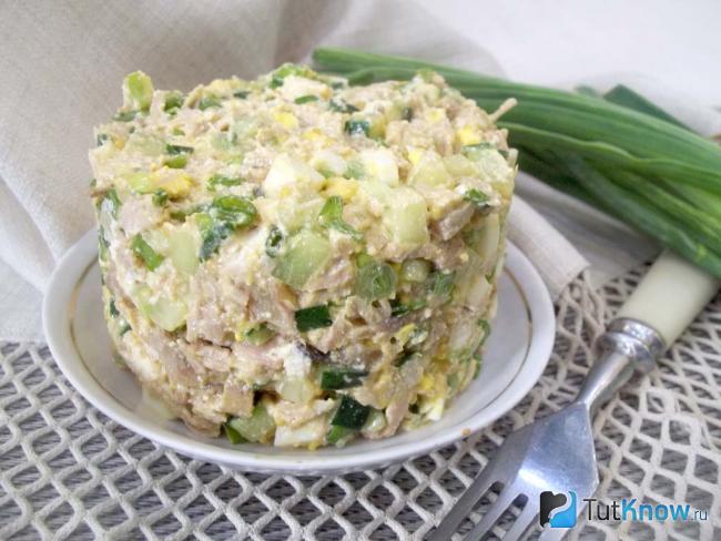 Готовый салат с огурцами, курицей, яйцами и сыром