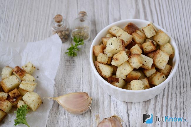 Пряные сухарики из батона на сковороде