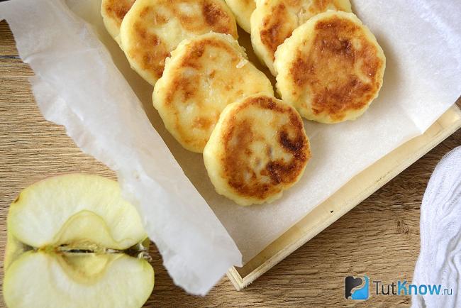 Сырники с яблоками и манкой