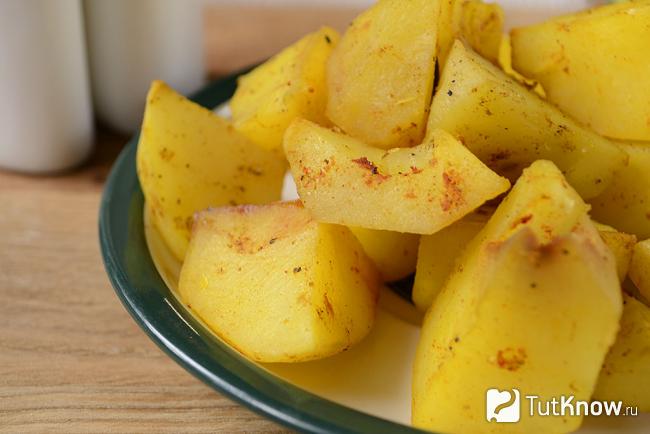 Картофель, запеченный в духовке с розмарином