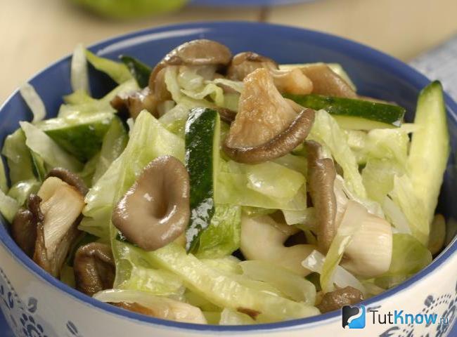 Салат с маринованными вешенками и огурцами