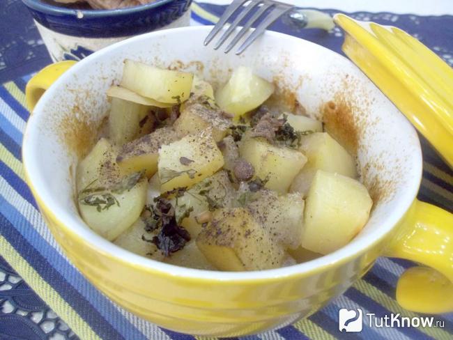 Готовые картофельные горшочки с печенью и кабачками