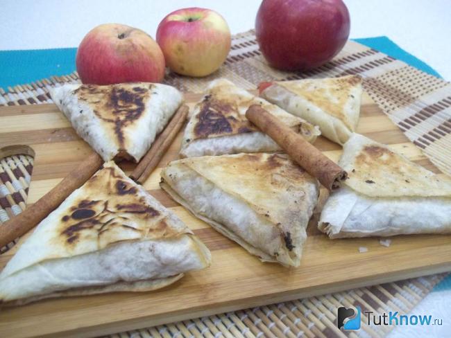 Готовые треугольники из лаваша с яблоками и орехами