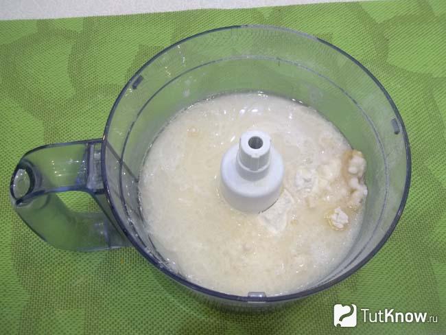 В кухонный комбайн налита вода