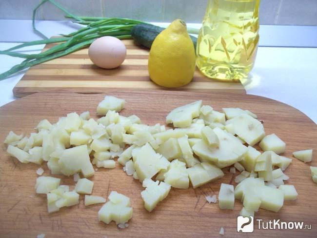 Картофель отварен и нарезан кубиками