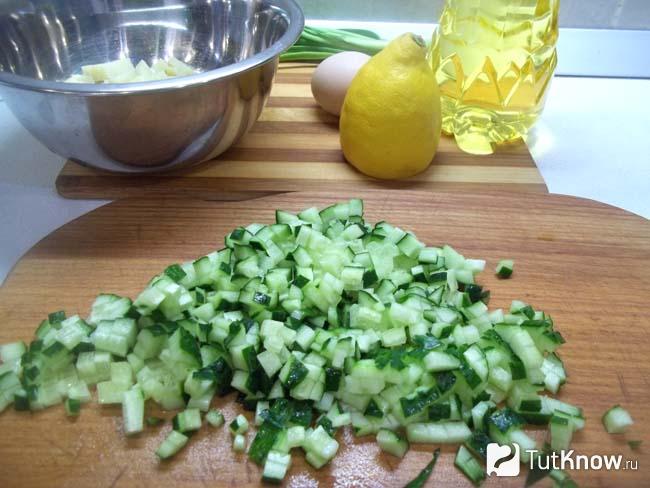 Огурцы нарезаны кубиками