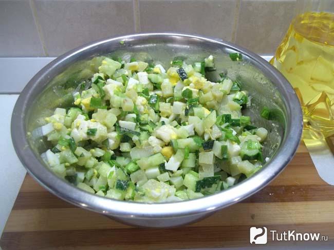 Готовый картофельный салат с сыром, яйцами и свежими огурцами