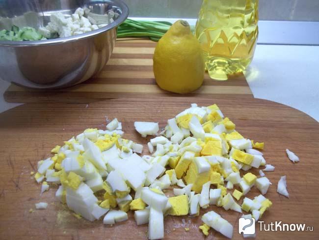 Яйца отварены и нарезаны кубиками