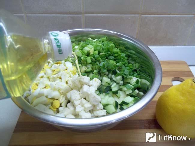 Продукты соединены и заправлены маслом с солью