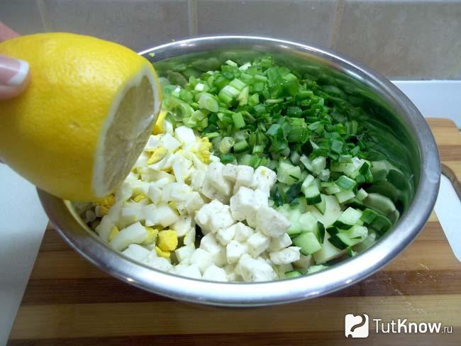 Продукты заправлены лимонным соком