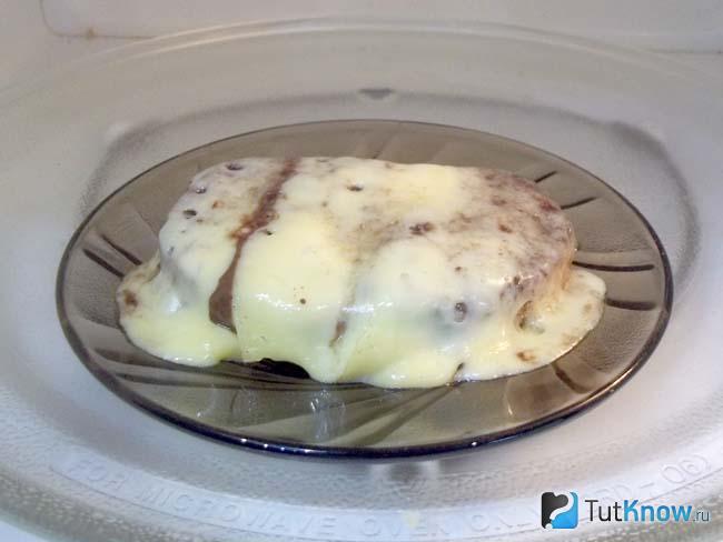 Готовые гренки с шоколадом и сыром