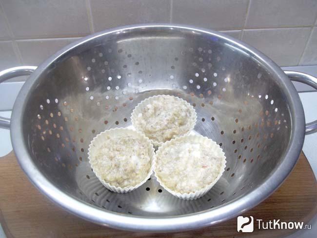 Суфле из гречневой каши с яблоками и медом готовится на паровой бане
