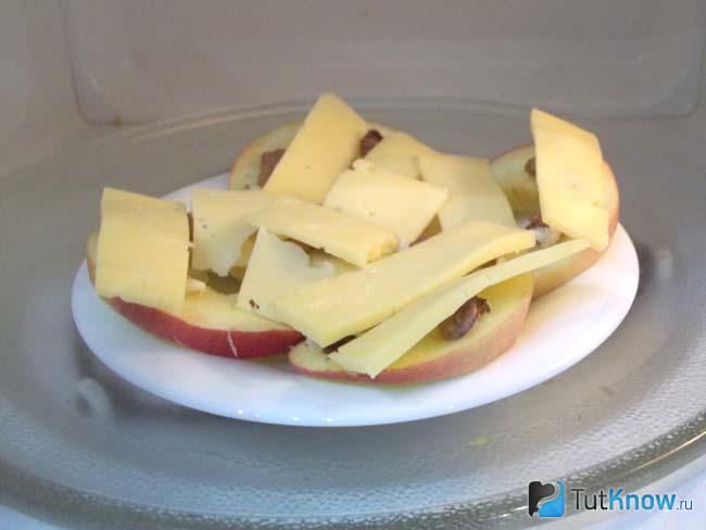 Яблоки с медом, грецкими орехами и сыром отправлены в микроволновку