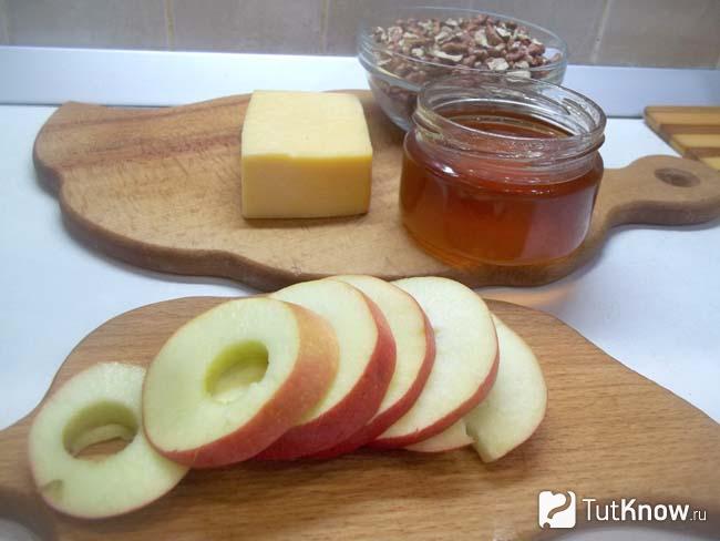 Яблоки нарезаны кольцами