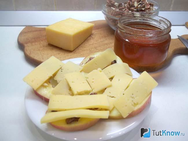 На яблоки выложен сыр