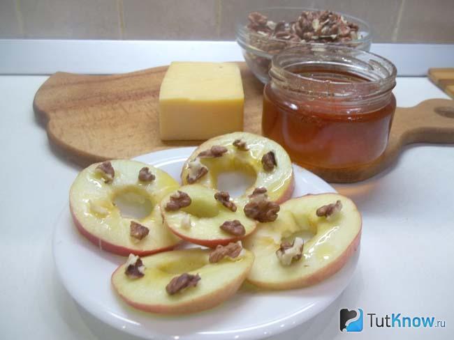 Яблоки политы медом и выложены орехи