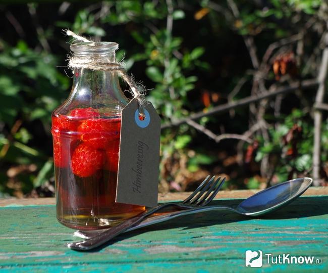 Бутылка с малиновым уксусом
