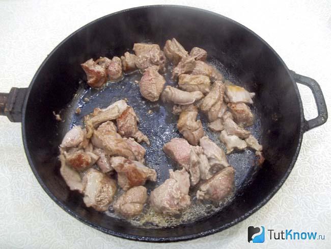 Мясо жарится на сковороде