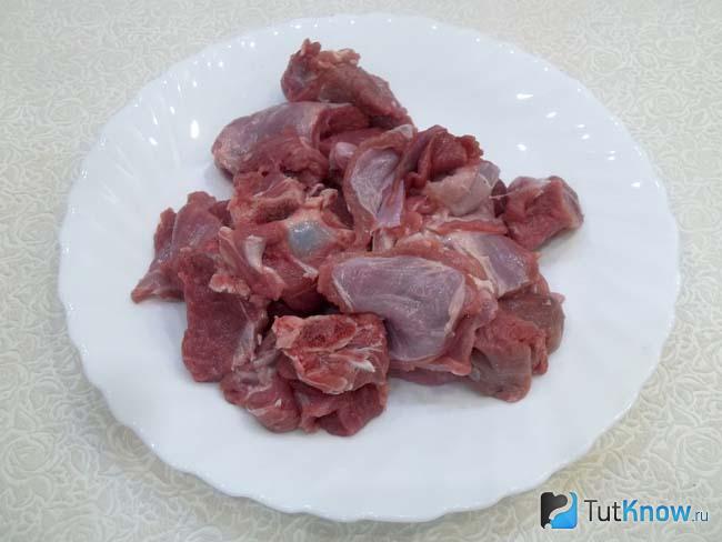 Мясо нарезано кусочками