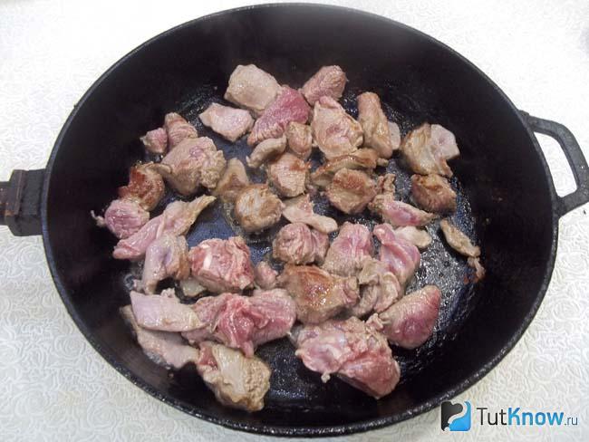 Мясо жарится на сковороде