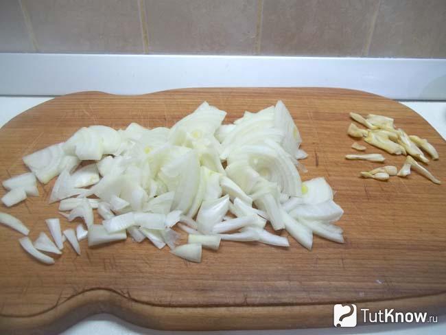 Репчатый лук с чесноком нашинкованы