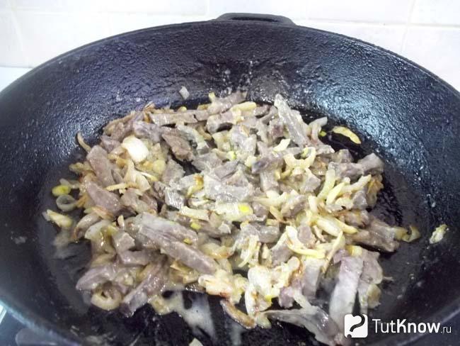 Готовое говяжье сердце с луком и чесноком в сметано-горчичном соусе
