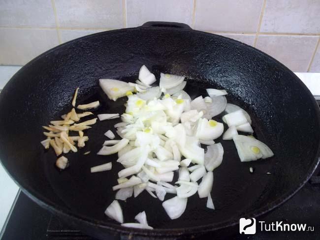 Репчатый лук с чесноком жарятся на сковороде