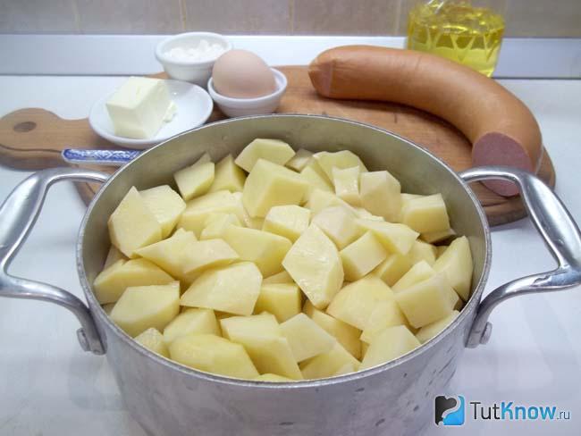 Картофель сложен в кастрюлю