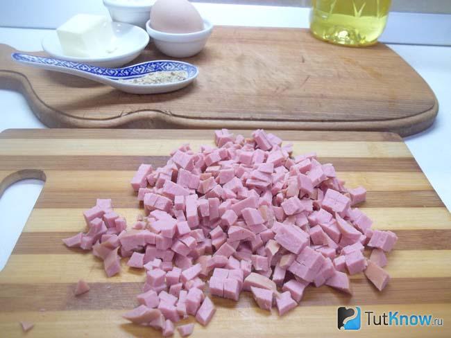 Колбаса нарезана кубиками