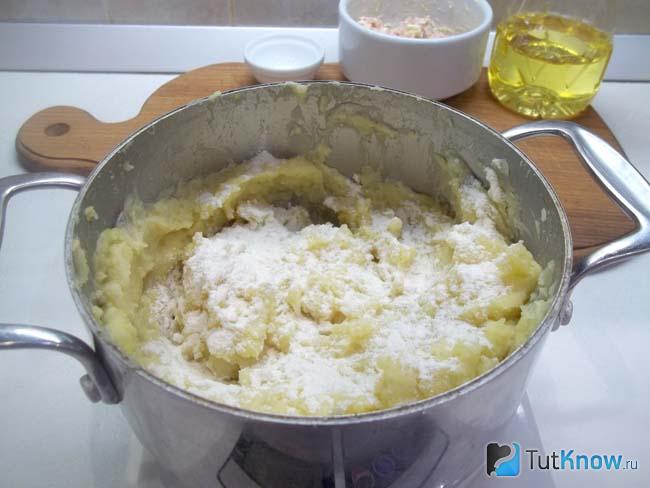 К картофелю добавлена мука