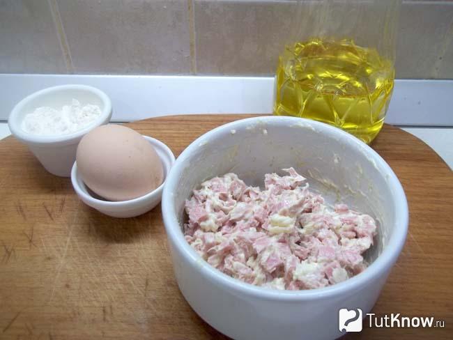 Колбаса перемешана с маслом