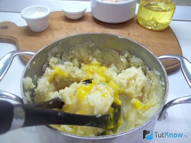 К картофелю добавлены яйца