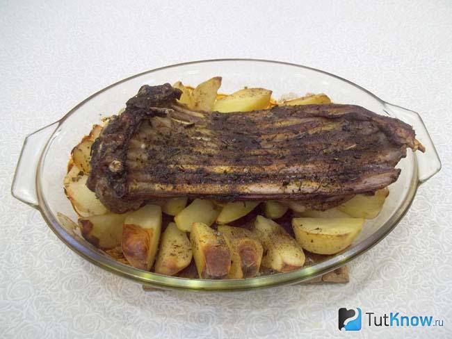 Готовая корейка баранины с картофелем в духовке