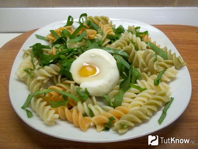 Готовые макароны с черемшой и яйцом-пашот
