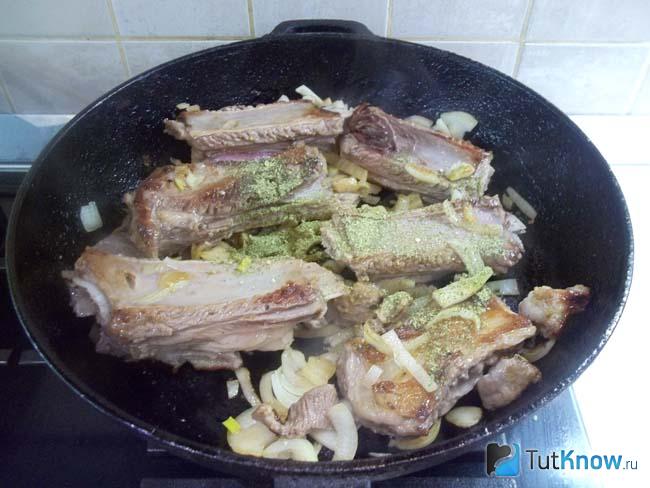 Мясо жарится с луком