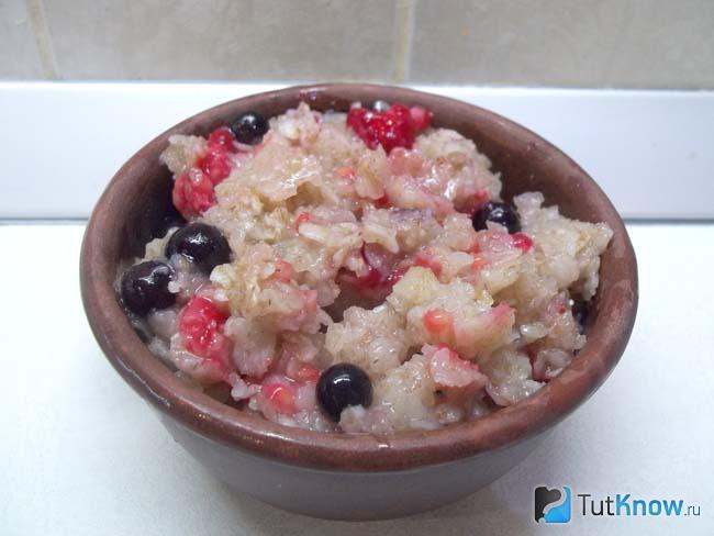 Готовая овсянка с медом, малиной и черной смородиной